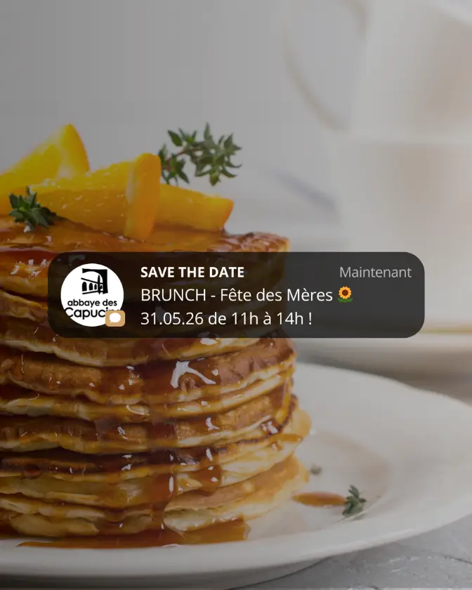 Visuel publicitaire pour le Brunch de la Fête des Mères à l'Abbaye des Capucins le 31 mai 2026. L'image montre une pile de pancakes au sirop d'érable avec une notification style smartphone indiquant "Save the Date - Brunch Fête des Mères".